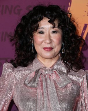 Oyuncu Sandra Oh, The Vampire 's Wife, Chloe Gosselin ayakkabıları ve Fallon ve Temple St. Clair' in mücevherleri ile birlikte 11 Aralık 2021 'de ABD' nin başkenti Los Angeles 'ta düzenlenen 19..