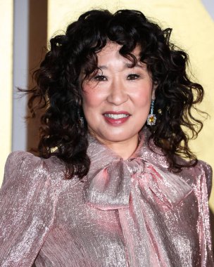 Oyuncu Sandra Oh, The Vampire 's Wife, Chloe Gosselin ayakkabıları ve Fallon ve Temple St. Clair' in mücevherleri ile birlikte 11 Aralık 2021 'de ABD' nin başkenti Los Angeles 'ta düzenlenen 19..