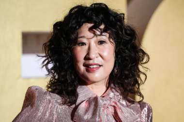 Oyuncu Sandra Oh, The Vampire 's Wife, Chloe Gosselin ayakkabıları ve Fallon ve Temple St. Clair' in mücevherleri ile birlikte 11 Aralık 2021 'de ABD' nin başkenti Los Angeles 'ta düzenlenen 19..