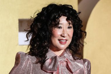 Oyuncu Sandra Oh, The Vampire 's Wife, Chloe Gosselin ayakkabıları ve Fallon ve Temple St. Clair' in mücevherleri ile birlikte 11 Aralık 2021 'de ABD' nin başkenti Los Angeles 'ta düzenlenen 19..