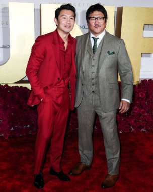 Aktörler Simu Liu ve Benedict Wong, 11 Aralık 2021 'de Beverly Hilton Hotel' de düzenlenen 19. Unutulmaz Asya Amerikan Ödülleri 'ne geldiler..