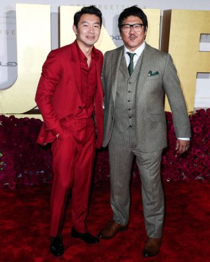 Aktörler Simu Liu ve Benedict Wong, 11 Aralık 2021 'de Beverly Hilton Hotel' de düzenlenen 19. Unutulmaz Asya Amerikan Ödülleri 'ne geldiler..
