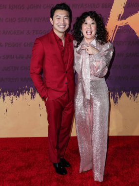 Aktör Simu Liu ve aktris Sandra Oh, 11 Aralık 2021 'de Beverly Hilton Hotel' de düzenlenen 19. Unutulmaz Asya Amerikan Ödülleri 'ne geldiler..