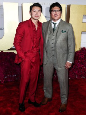 Aktörler Simu Liu ve Benedict Wong, 11 Aralık 2021 'de Beverly Hilton Hotel' de düzenlenen 19. Unutulmaz Asya Amerikan Ödülleri 'ne geldiler..