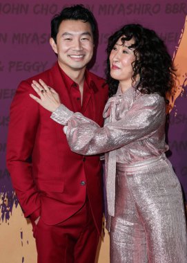 Aktör Simu Liu ve aktris Sandra Oh, 11 Aralık 2021 'de Beverly Hilton Hotel' de düzenlenen 19. Unutulmaz Asya Amerikan Ödülleri 'ne geldiler.. 