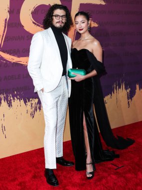 Aktör Tommy Martinez ve kız arkadaşı / aktris Adeline Rudolph, 11 Aralık 2021 'de Beverly Hilton Hotel' de düzenlenen 19. Unutulmaz Asya Amerikan Ödülleri 'ne geldiler..