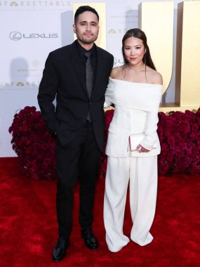 Müzikal sanatçısı Travis Atreo ve kız arkadaşı / aktris Ally Maki, 11 Aralık 2021 'de Beverly Hilton Hotel' de düzenlenen 19. Unutulmaz Asya Amerikan Ödülleri 'ne geldiler..