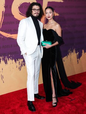 Aktör Tommy Martinez ve kız arkadaşı / aktris Adeline Rudolph, 11 Aralık 2021 'de Beverly Hilton Hotel' de düzenlenen 19. Unutulmaz Asya Amerikan Ödülleri 'ne geldiler..