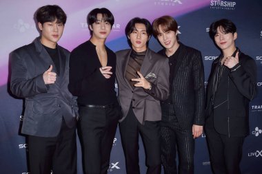 MONSTA X 'tan Joohoney, Hyungwon, I.M, Minhyuk ve Kihyun, 8 Aralık 2021' de Los Angeles, Kaliforniya, ABD 'deki CGV Sinema Sineması' nda düzenlenen 'MONSTA X: The DreAMING' in dünya prömiyer gösterimine geldiler..