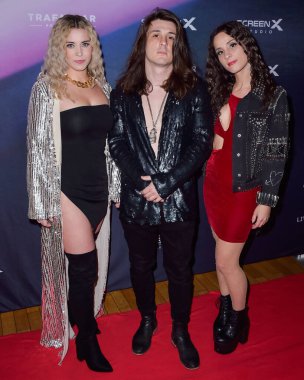 Merkür 'den Lynzi Mercury, TJ Mercury ve Chelsea Rae ve Mimarlar, 8 Aralık 2021' de Los Angeles, Kaliforniya, ABD 'deki CGV Sinema Sineması' nda düzenlenen 'MONSTA X: The DreAMING' in dünya prömiyer gösterimine geldiler..