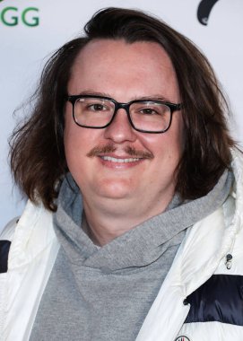 Aktör Clark Duke, 8 Aralık 2021 'de Yamashiro Hollywood' da düzenlenen ve SIKI.io, DOGG madeni paraları, Candy Pop ve Cookie Pop ve Tito 'nun Votka' sının sunduğu Katie Welch ve Jordan Kuker 'ın 8.