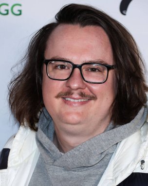 Aktör Clark Duke, 8 Aralık 2021 'de Yamashiro Hollywood' da düzenlenen ve SIKI.io, DOGG madeni paraları, Candy Pop ve Cookie Pop ve Tito 'nun Votka' sının sunduğu Katie Welch ve Jordan Kuker 'ın 8.