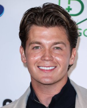 Şarkıcı Jamie Miller, 8 Aralık 2021 'de Yamashiro Hollywood' da düzenlenen ve SIKI.io, DOGG madeni paraları, Candy Pop ve Cookie Pop ve Tito 'nun Votkası tarafından sunulan 8.