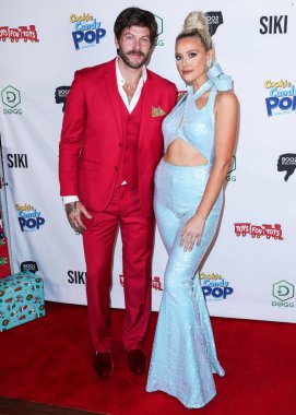 Johnny Wujek ve şarkıcı Katie Welch, 8 Aralık 2021 'de SİKIO, DOGG madeni paraları, Şeker Pop ve Kurabiye Pop ve Tito' nun Votkası tarafından sunulan 8.