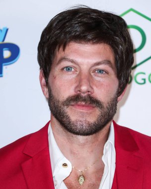 Johnny Wujek, 8 Aralık 2021 'de Hollywood' da Yamashiro Hollywood 'da düzenlenen ve SIKI.io, DOGG madeni, Şeker Pop ve Kurabiye Pop ve Tito' nun Votkası tarafından sunulan Katie Welch ve Jordan Kuker 'in 8.