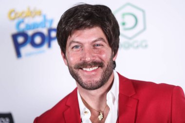 Johnny Wujek, 8 Aralık 2021 'de Hollywood' da Yamashiro Hollywood 'da düzenlenen ve SIKI.io, DOGG madeni, Şeker Pop ve Kurabiye Pop ve Tito' nun Votkası tarafından sunulan Katie Welch ve Jordan Kuker 'in 8.