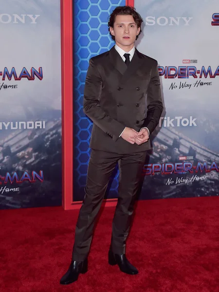 イギリス人俳優のトム ホランドはプラダのスーツを着ており クリスチャン ルブタンの靴は 2021年12月13日にカリフォルニア州ロサンゼルスのリージェンシー ビレッジ シアターで開催された スパイダーマン まさかのホーム コロンビア — ストック写真