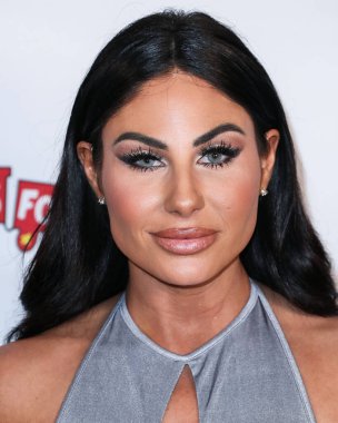 Şarkıcı Mikalah Gordon, 8 Aralık 2021 'de Yamashiro Hollywood' da düzenlenen ve SIKI.io, DOGG bozuk para, Şeker Pop ve Kurabiye Pop ve Tito 'nun Votkası tarafından sunulan 8.