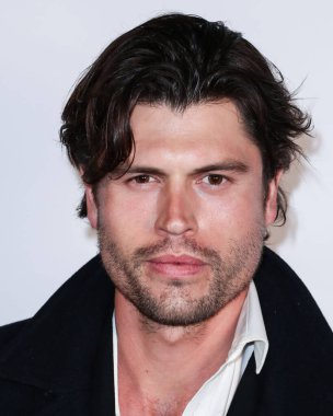 Aktör Will Brandt, Katie Welch ve Jordan Kuker 'in 8. Kış Harikalar Diyarı Oyuncak Oyuncak Oyuncuları' na geliyor. SIKI.io, DOGG madeni parası, Şeker Pop ve Kurabiye Pop ve Tito 'nun Votkası 8 Aralık 2021' de Yamashiro Hollywood 'da Hollywo' da düzenlendi.