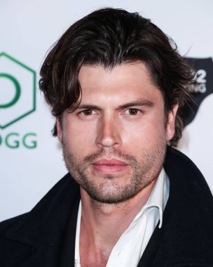 Aktör Will Brandt, Katie Welch ve Jordan Kuker 'in 8. Kış Harikalar Diyarı Oyuncak Oyuncak Oyuncuları' na geliyor. SIKI.io, DOGG madeni parası, Şeker Pop ve Kurabiye Pop ve Tito 'nun Votkası 8 Aralık 2021' de Yamashiro Hollywood 'da Hollywo' da düzenlendi.