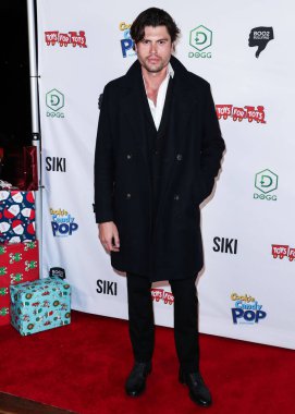 Aktör Will Brandt, Katie Welch ve Jordan Kuker 'in 8. Kış Harikalar Diyarı Oyuncak Oyuncak Oyuncuları' na geliyor. SIKI.io, DOGG madeni parası, Şeker Pop ve Kurabiye Pop ve Tito 'nun Votkası 8 Aralık 2021' de Yamashiro Hollywood 'da Hollywo' da düzenlendi.