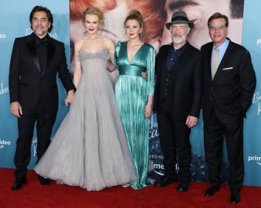 Aktör Javier Bardem, aktris Nicole Kidman, aktris Nina Arianda, aktör J.K. Simmons ve yönetmen Aaron Sorkin, 6 Aralık 2021 'de Los Angeles' taki Amazon Stüdyoları 'nın' Being The Ricardos 'adlı galasına geldiler.. 