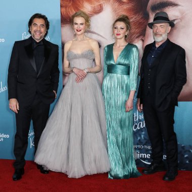 Aktör Javier Bardem, aktris Nicole Kidman, aktris Nina Arianda ve aktör J.K. Simmons 6 Aralık 2021 'de Los Angeles Amazon Stüdyoları' nın 'Being The Ricardos' adlı galasına geldiler.. 