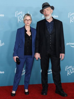 Aktris Michelle Schumacher ve kocası / aktörü J.K. Simmons, 6 Aralık 2021 'de Los Angeles, Kaliforniya, ABD' de bulunan Akademi Sinema Müzesi 'nde düzenlenen Amazon Stüdyolarının' Being The Ricardos 'galasına geldiler..