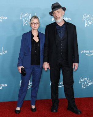 Aktris Michelle Schumacher ve kocası / aktörü J.K. Simmons, 6 Aralık 2021 'de Los Angeles, Kaliforniya, ABD' de bulunan Akademi Sinema Müzesi 'nde düzenlenen Amazon Stüdyolarının' Being The Ricardos 'galasına geldiler.. 