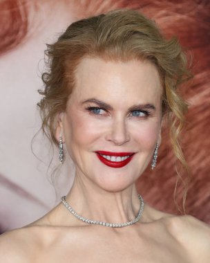 Armani Prive elbisesi giyen oyuncu Nicole Kidman, Jimmy Choo ayakkabıları ve Omega saati, 6 Aralık 2021 'de Los Angeles' taki Akademi Sinema Müzesi 'nde düzenlenen Amazon Stüdyoları' nın 'Being The Ricardos' galasına geldi.