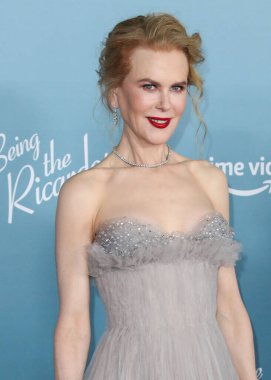 Armani Prive elbisesi giyen oyuncu Nicole Kidman, Jimmy Choo ayakkabıları ve Omega saati, 6 Aralık 2021 'de Los Angeles' taki Akademi Sinema Müzesi 'nde düzenlenen Amazon Stüdyoları' nın 'Being The Ricardos' galasına geldi.