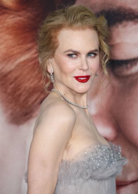 Armani Prive elbisesi giyen oyuncu Nicole Kidman, Jimmy Choo ayakkabıları ve Omega saati, 6 Aralık 2021 'de Los Angeles' taki Akademi Sinema Müzesi 'nde düzenlenen Amazon Stüdyoları' nın 'Being The Ricardos' galasına geldi.