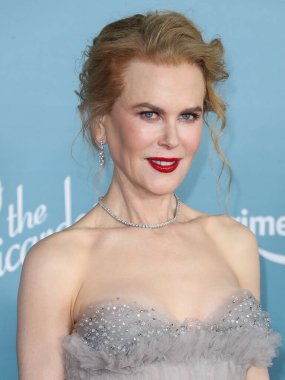 Armani Prive elbisesi giyen oyuncu Nicole Kidman, Jimmy Choo ayakkabıları ve Omega saati, 6 Aralık 2021 'de Los Angeles' taki Akademi Sinema Müzesi 'nde düzenlenen Amazon Stüdyoları' nın 'Being The Ricardos' galasına geldi.