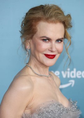 Armani Prive elbisesi giyen oyuncu Nicole Kidman, Jimmy Choo ayakkabıları ve Omega saati, 6 Aralık 2021 'de Los Angeles' taki Akademi Sinema Müzesi 'nde düzenlenen Amazon Stüdyoları' nın 'Being The Ricardos' galasına geldi.
