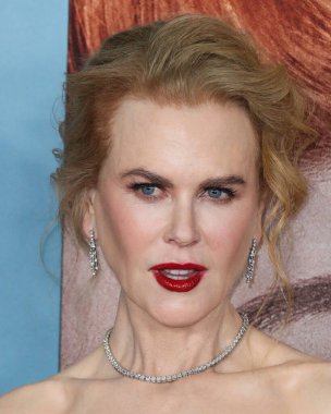 Armani Prive elbisesi giyen oyuncu Nicole Kidman, Jimmy Choo ayakkabıları ve Omega saati, 6 Aralık 2021 'de Los Angeles' taki Akademi Sinema Müzesi 'nde düzenlenen Amazon Stüdyoları' nın 'Being The Ricardos' galasına geldi.