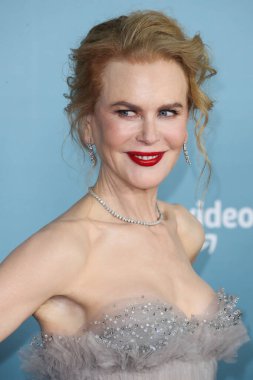Armani Prive elbisesi giyen oyuncu Nicole Kidman, Jimmy Choo ayakkabıları ve Omega saati, 6 Aralık 2021 'de Los Angeles' taki Akademi Sinema Müzesi 'nde düzenlenen Amazon Stüdyoları' nın 'Being The Ricardos' galasına geldi.