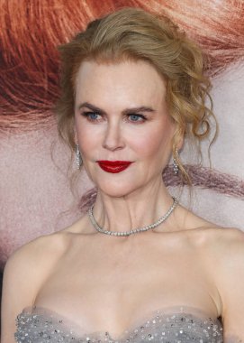 Armani Prive elbisesi giyen oyuncu Nicole Kidman, Jimmy Choo ayakkabıları ve Omega saati, 6 Aralık 2021 'de Los Angeles' taki Akademi Sinema Müzesi 'nde düzenlenen Amazon Stüdyoları' nın 'Being The Ricardos' galasına geldi.