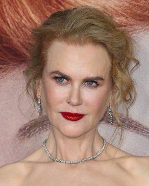 Armani Prive elbisesi giyen oyuncu Nicole Kidman, Jimmy Choo ayakkabıları ve Omega saati, 6 Aralık 2021 'de Los Angeles' taki Akademi Sinema Müzesi 'nde düzenlenen Amazon Stüdyoları' nın 'Being The Ricardos' galasına geldi.