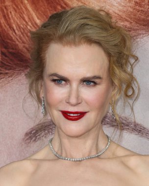 Armani Prive elbisesi giyen oyuncu Nicole Kidman, Jimmy Choo ayakkabıları ve Omega saati, 6 Aralık 2021 'de Los Angeles' taki Akademi Sinema Müzesi 'nde düzenlenen Amazon Stüdyoları' nın 'Being The Ricardos' galasına geldi.