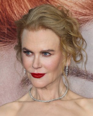 Armani Prive elbisesi giyen oyuncu Nicole Kidman, Jimmy Choo ayakkabıları ve Omega saati, 6 Aralık 2021 'de Los Angeles' taki Akademi Sinema Müzesi 'nde düzenlenen Amazon Stüdyoları' nın 'Being The Ricardos' galasına geldi.