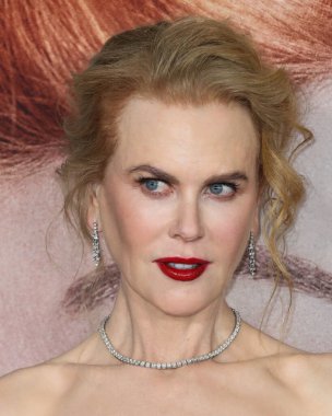 Armani Prive elbisesi giyen oyuncu Nicole Kidman, Jimmy Choo ayakkabıları ve Omega saati, 6 Aralık 2021 'de Los Angeles' taki Akademi Sinema Müzesi 'nde düzenlenen Amazon Stüdyoları' nın 'Being The Ricardos' galasına geldi.