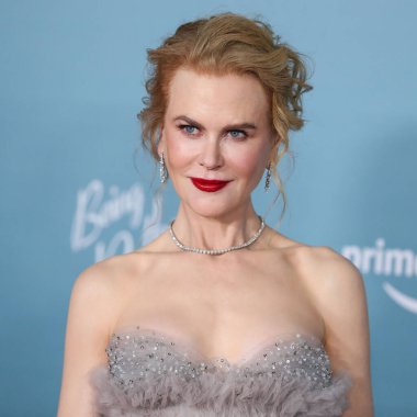 Armani Prive elbisesi giyen oyuncu Nicole Kidman, Jimmy Choo ayakkabıları ve Omega saati, 6 Aralık 2021 'de Los Angeles' taki Akademi Sinema Müzesi 'nde düzenlenen Amazon Stüdyoları' nın 'Being The Ricardos' galasına geldi.