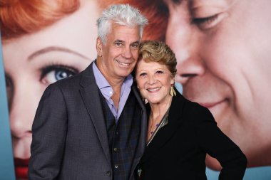 Aktör Steve Bakunas ve aktris Linda Lavin, 6 Aralık 2021 tarihinde Los Angeles, Kaliforniya, ABD 'de bulunan Akademi Sinema Müzesi' nde düzenlenen Amazon Stüdyolarının Los Angeles Prömiyeri 'ne geldiler..