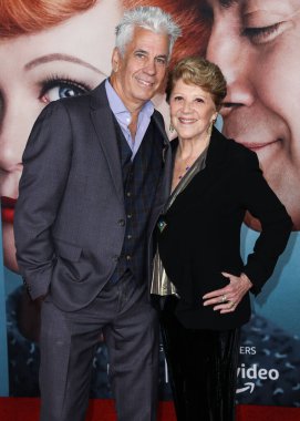 Aktör Steve Bakunas ve aktris Linda Lavin, 6 Aralık 2021 tarihinde Los Angeles, Kaliforniya, ABD 'de bulunan Akademi Sinema Müzesi' nde düzenlenen Amazon Stüdyolarının Los Angeles Prömiyeri 'ne geldiler..