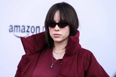 Şarkıcı Billie Eilish, Peacock ve Girls5eva tarafından sunulan ve 4 Aralık 2021 tarihinde Los Angeles, Kaliforniya, ABD 'deki City Market Social House' da düzenlenen IHG Otelleri ve Resorts sponsorluğunda Variety 2021 Music Hitmakers Brunch 'a geldi.. 