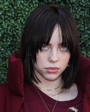 Şarkıcı Billie Eilish, Peacock ve Girls5eva tarafından sunulan ve 4 Aralık 2021 tarihinde Los Angeles, Kaliforniya, ABD 'deki City Market Social House' da düzenlenen IHG Otelleri ve Resorts sponsorluğunda Variety 2021 Music Hitmakers Brunch 'a geldi.. 