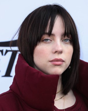 Şarkıcı Billie Eilish, Peacock ve Girls5eva tarafından sunulan ve 4 Aralık 2021 tarihinde Los Angeles, Kaliforniya, ABD 'deki City Market Social House' da düzenlenen IHG Otelleri ve Resorts sponsorluğunda Variety 2021 Music Hitmakers Brunch 'a geldi.. 
