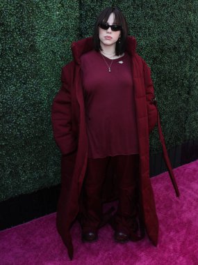 Şarkıcı Billie Eilish, Peacock ve Girls5eva tarafından sunulan ve 4 Aralık 2021 tarihinde Los Angeles, Kaliforniya, ABD 'deki City Market Social House' da düzenlenen IHG Otelleri ve Resorts sponsorluğunda Variety 2021 Music Hitmakers Brunch 'a geldi.. 