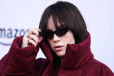 Şarkıcı Billie Eilish, Peacock ve Girls5eva tarafından sunulan ve 4 Aralık 2021 tarihinde Los Angeles, Kaliforniya, ABD 'deki City Market Social House' da düzenlenen IHG Otelleri ve Resorts sponsorluğunda Variety 2021 Music Hitmakers Brunch 'a geldi.. 