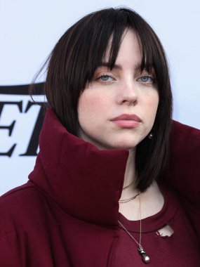 Şarkıcı Billie Eilish, Peacock ve Girls5eva tarafından sunulan ve 4 Aralık 2021 tarihinde Los Angeles, Kaliforniya, ABD 'deki City Market Social House' da düzenlenen IHG Otelleri ve Resorts sponsorluğunda Variety 2021 Music Hitmakers Brunch 'a geldi.. 